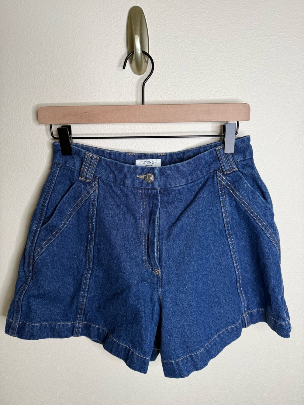 Lounge British Design Women’s High Waisted Denim Pleated Shorts Dark Wash Size 4